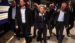 رئيسة المفوضية الأوروبية في طريقها إلى القطار