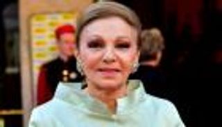 زوجة آخر ملوك إيران تنقل إلى مستشفى بباريس