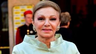 الملكة فرح بهلوي زوجة آخر ملوك إيران