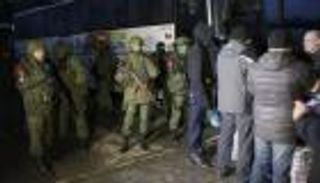 أوكرانيا تتبادل أسرى مع روسيا.. وصافرات إنذار تدوي قرب كييف