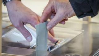 فرنسي يدلي بصوته