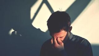الإحساس بوجود ذرة رمل داخل العين يرجع إلى الجفاف