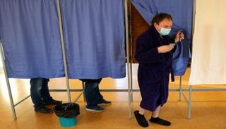 ناخب فرنسي يخطف الأنظار بارتدائه روبا داخل لجنة التصويت - الفرنسية