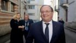 رؤساء فرنسا "ناخبون".. هولاند برفقة زوجته الحسناء وساركوزي متماسكا