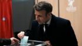 ماكرون يدلي بصوته.. تخلى عن عادة 2017