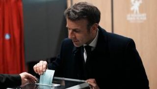 ماكرون يدلي بصوته في انتخابات الرئاسة