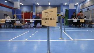 أحد صناديق الاقتراع ببلدية باريس- رويترز