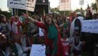 عزل عمران خان.. انتشار للجيش الباكستاني وتحركات متسارعة بالشارع