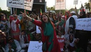 جانب من دعم أنصار عمران خان له قبل جلسة العزل