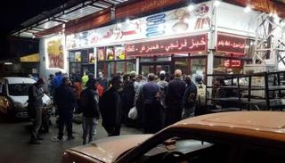 زحام امام احد الافران في بيروت.