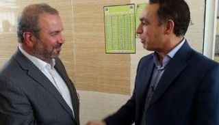 إلى اليسار السفير الإيراني الجديد في العراق مصافحا حاكم مدينة مهران 