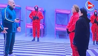 جوني والكبيرة وراء لعبة السبيط