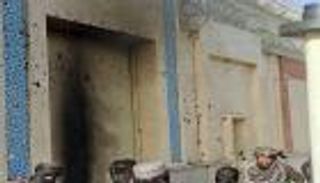 محتجون أفغان يهاجمون القنصلية الإيرانية بهرات.. وطهران تطلب الحماية