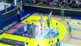 اقتحام واشتباكات وعقوبة نارية.. "ديربي بيروت" يشعل كرة السلة اللبنانية