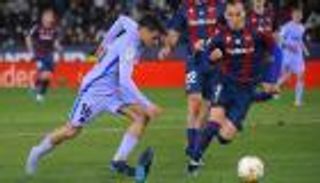 هل تلغي "واقعة الحذاء" فوز برشلونة على ليفانتي؟