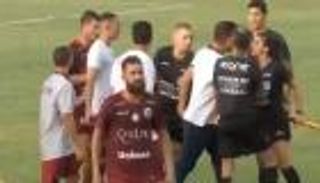 بسبب ركلة ركنية.. مدرب يعتدي على حكمة في البرازيل (فيديو)