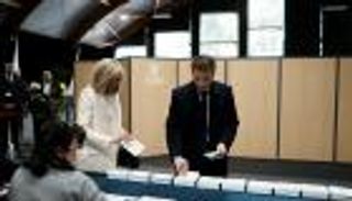 العرابة والزوجة بريجيت.. ما سرّ "نبوءة" 2022 بفوز ماكرون؟ 