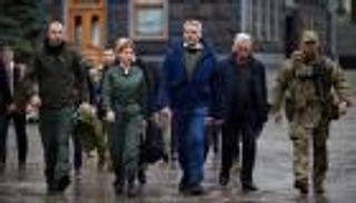 بين المفاجأة والفزع.. أول زعيم أوروبي يلتقي بوتين في موسكو