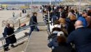 بالصور.. هل منح ماكرون نفسه مكافئة انتخابية؟.. نزهة شاطئية