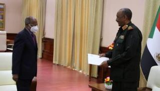 البرهان يستقبل مبعوث الرئيس الأريتري