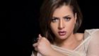 منى فاروق تضع ممثلا في موقف محرج.. ما السبب؟ (فيديو)