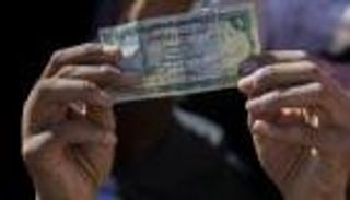 العملة اليمنية تعاود الهبوط والدولار قرب ألف ريال