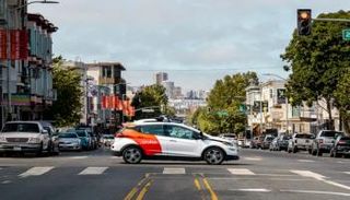 سيارة كروز ذاتية القيادة