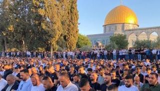 مصلون يؤدون الصلاة في باحات الأقصى بالقدس