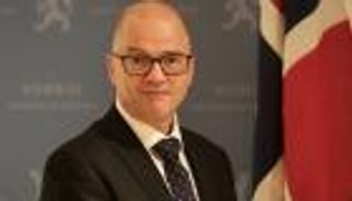 "فضيحة جنسية" تطيح بوزير الدفاع النرويجي