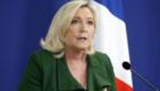 "بورقيبة منع الحجاب في الجزائر".. حملة سخرية من تصريحات لوبان