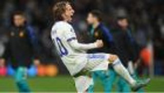 "فقدت صوتي".. لوكا مودريتش يصيب أسطورة مانشستر يونايتد بالجنون