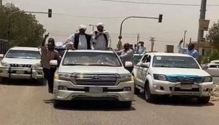 الاخواني أنس عمر خلال الطواف العلني بالخرطوم