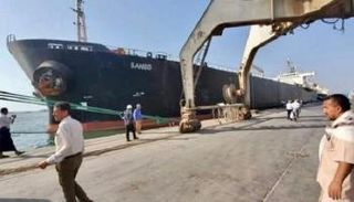 ناقلة نفط بميناء الحديدة