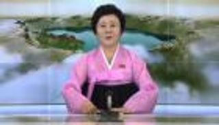 بالفيديو..زعيم كوريا الشمالية يمنح "المذيعة الوردية" هدية فاخرة