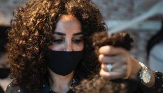 أحد صالونات الشعر المجعد في مصر