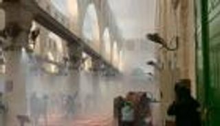 بالصور.. مواجهات عنيفة بين الشرطة الإسرائيلية وفلسطينيين بالمسجد الأقصى