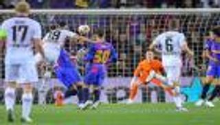الدوري الأوروبي.. سر حزين وراء احتفال لاعب فرانكفورت بهدفه ضد برشلونة