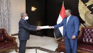 المبعوث الإريتري خلال لقاء رئيس مجلس السيادة السوداني