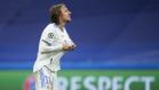 سر الاحتفال.. لاعب فرانكفورت يكشف دور مودريتش في إسقاط برشلونة