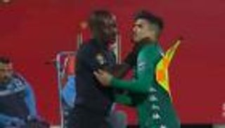 انتهت بـ"الخنق".. مشادة بين لاعب وحكم في مباراة الأهلي والرجاء (فيديو)