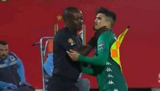 الحكم يخنق لاعب الرجاء