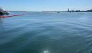 تونس تحقق في حادث "غرق السفينة".. وحواجز لمنع انتشار الوقود