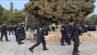 جانب من اقتحام الشرطة الإسرائيلية لساحات الأقصى