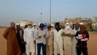 محتجون داخل حقل الفيل