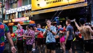 رصد بعض المخالفات من قبل السياح لرش المياه في تايلاند