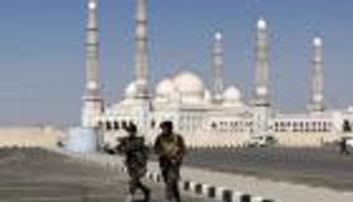 على خطى داعش.. حوثي يقطع رأس مسن في مسجد