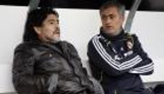 مورينيو يستعد لنابولي بزيارة مارادونا "صديق الأزمات" (فيديو وصور)