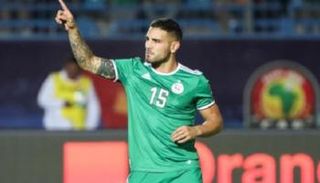 ديلور بقميص منتخب الجزائر