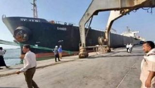 ناقلة نفط بميناء الحديدة