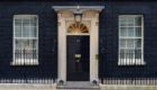 بريطانيا تغلق طريقا بوسط لندن وتعتقل رجلا قرب مقر الحكومة